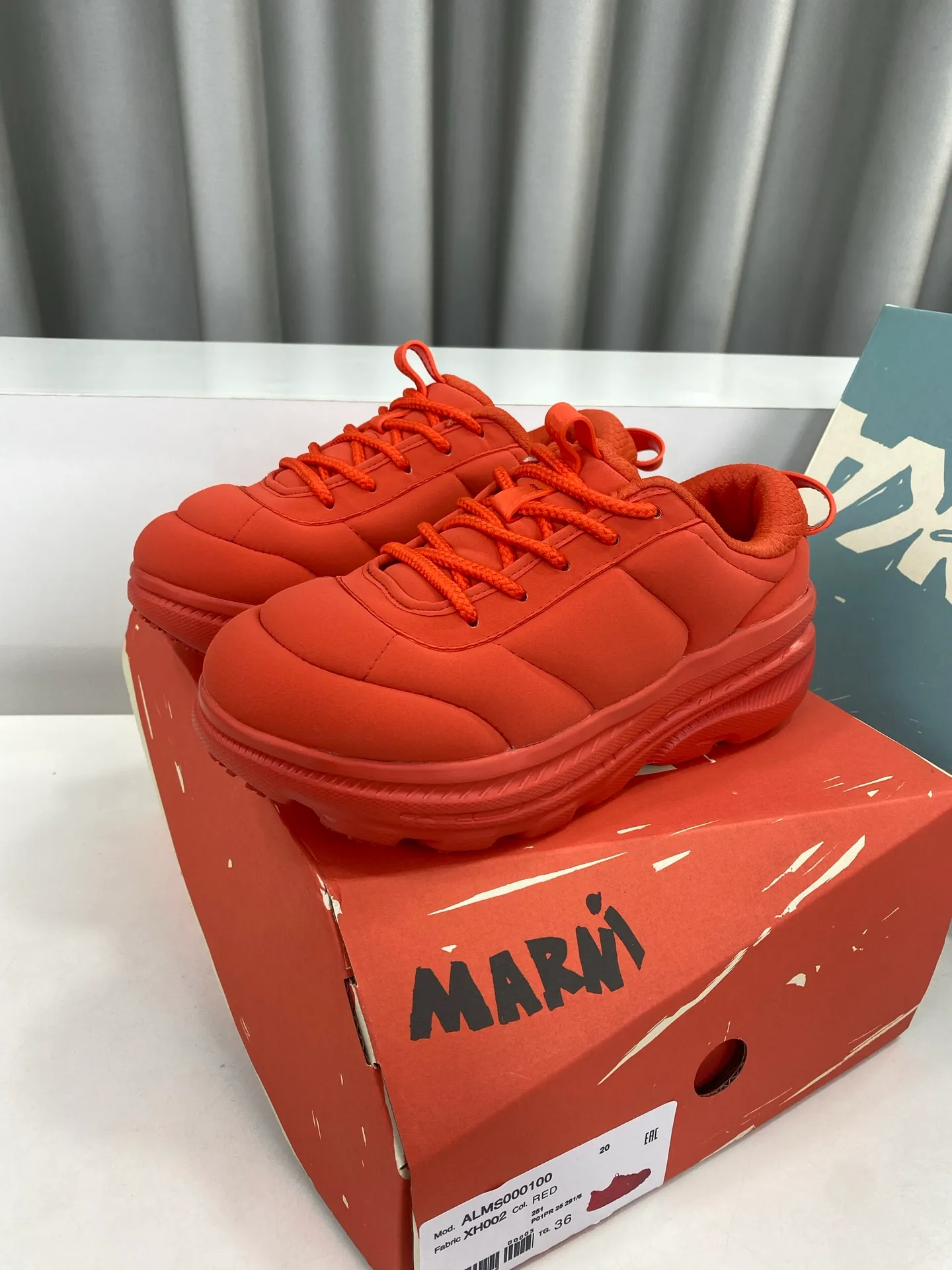 👟👟Ex-factory price 600👟👟 Marni✖️hoka co-branded 25ss sports, mountaineering and hiking bread shoes☑️ The BONDI series, designed in conjunction with the Italian luxury brand MARNI, has transformed into a more bold and unique design with its maximized cushioning performance. Known for its highly artistic designs and bold spirit that transcends established concepts, this collaboration combines highly cushioning foam with Japanese-made quilted upper materials for a modern interpretation. This is a pair that straddles the T stage and the street, and is the ultimate blend of high fashion and athleisure. ▪️Fabric: original customized nylon cloth ▪️Inner padding: breathable mesh ▪️Outsole: original customized open-molded ultra-light foam outsole ▪️Size: 35-40 (custom-made women’s size 40 is non-refundable)